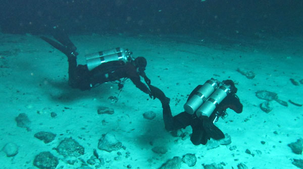 divers-in-the-cenote