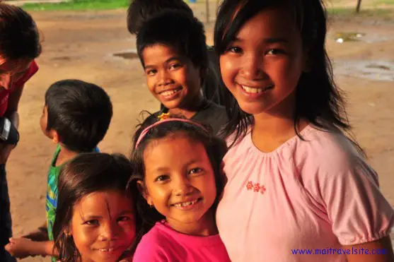 friendly children in Cambodia maitravelsite