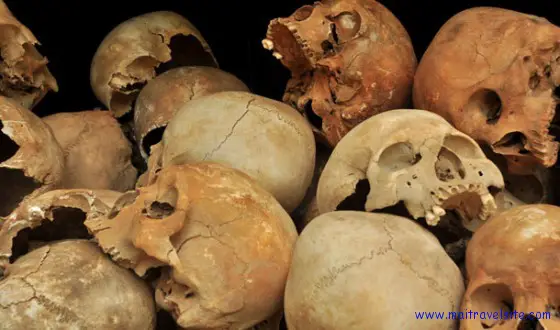 skulls cambodia stupa maitravelsite