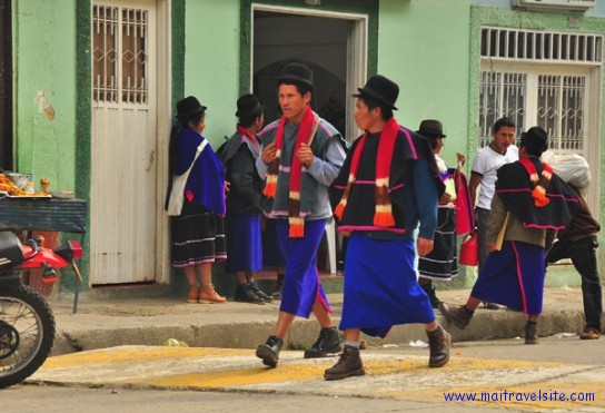 guambinos walking in silvia maitravelsite