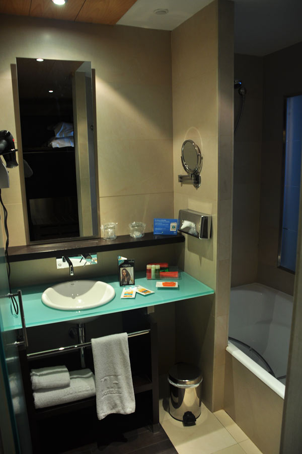 hotel-convenciones-sevilla-bathroom bathroom at hotel convenciones seville