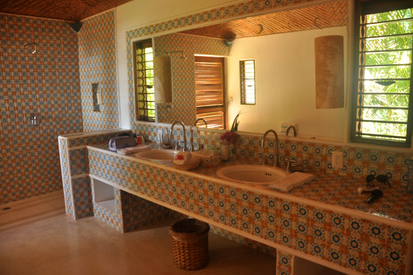 hotel las alanandas bathroom