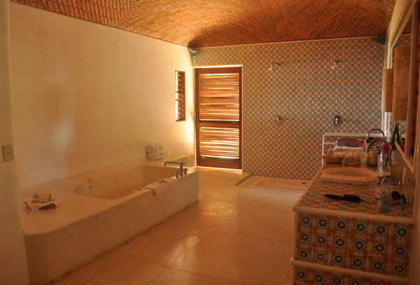 bathroom in hotel las alamandas