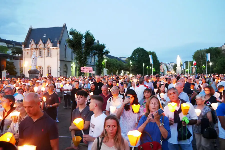 lourds-pilgrims-walking-with-kids kids in lourdes